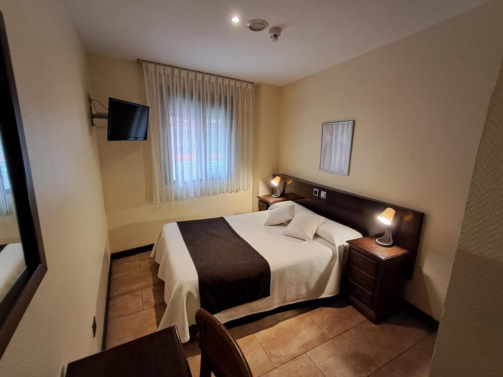 Hotel Complutense Αλκαλά ντε Ενάρες Εξωτερικό φωτογραφία