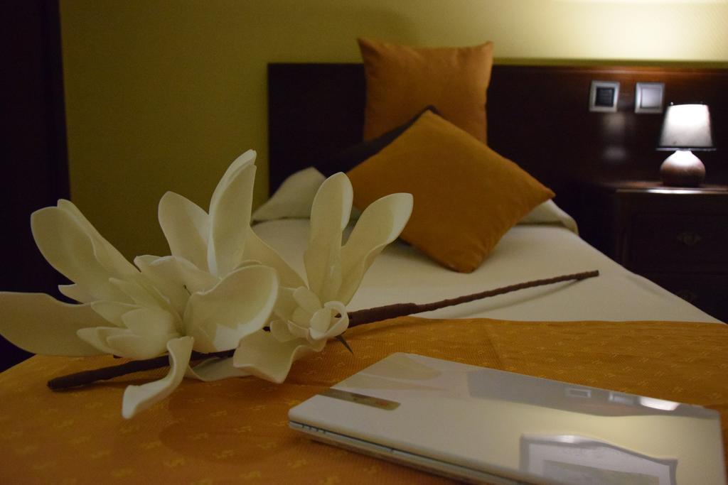 Hotel Complutense Αλκαλά ντε Ενάρες Εξωτερικό φωτογραφία