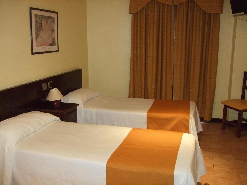 Hotel Complutense Αλκαλά ντε Ενάρες Εξωτερικό φωτογραφία
