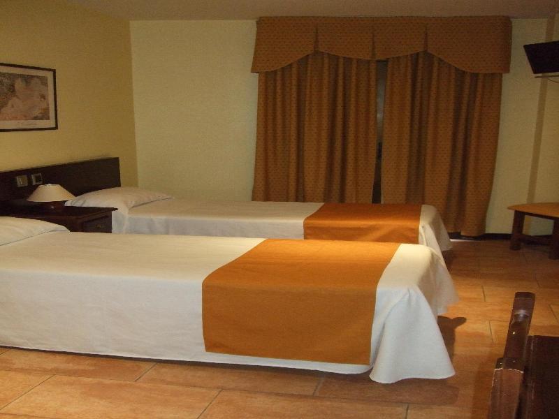 Hotel Complutense Αλκαλά ντε Ενάρες Εξωτερικό φωτογραφία