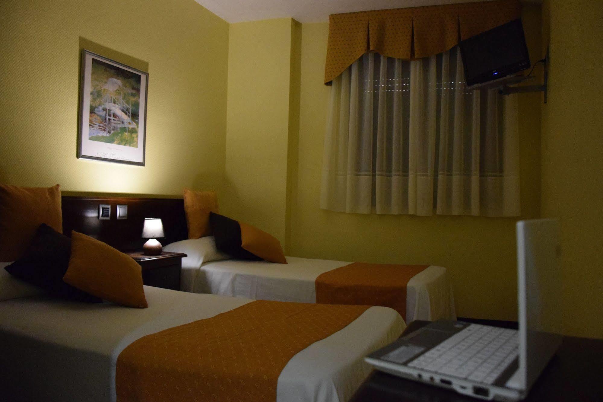 Hotel Complutense Αλκαλά ντε Ενάρες Εξωτερικό φωτογραφία