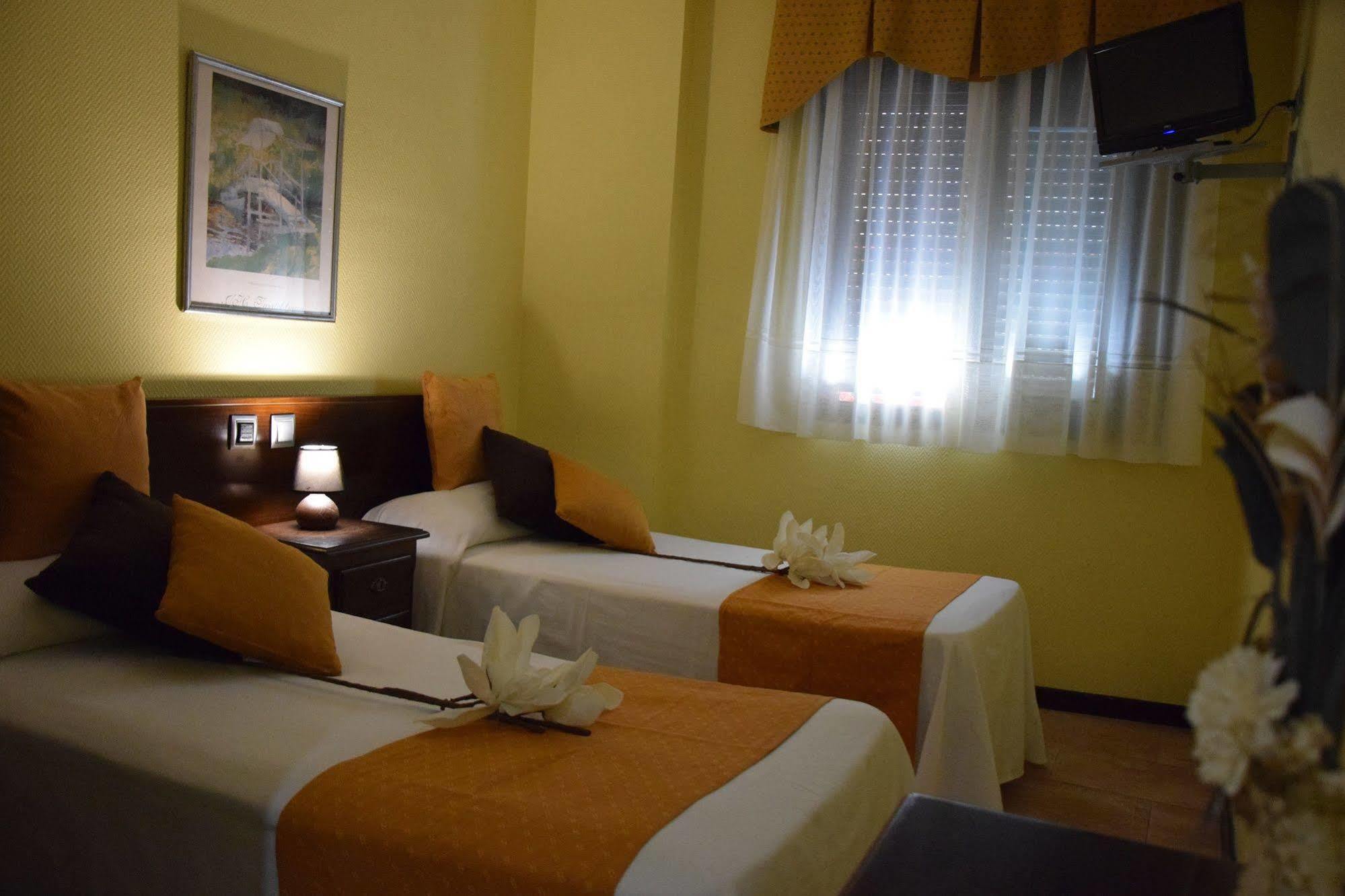 Hotel Complutense Αλκαλά ντε Ενάρες Εξωτερικό φωτογραφία