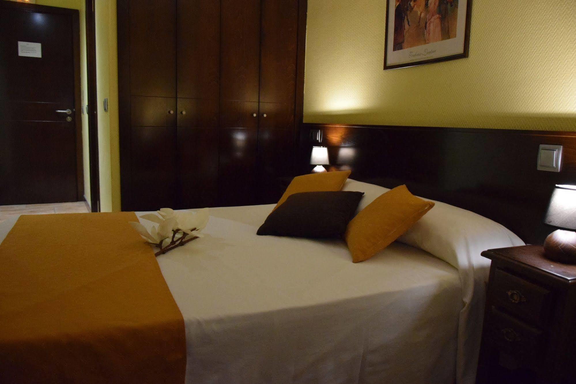 Hotel Complutense Αλκαλά ντε Ενάρες Εξωτερικό φωτογραφία