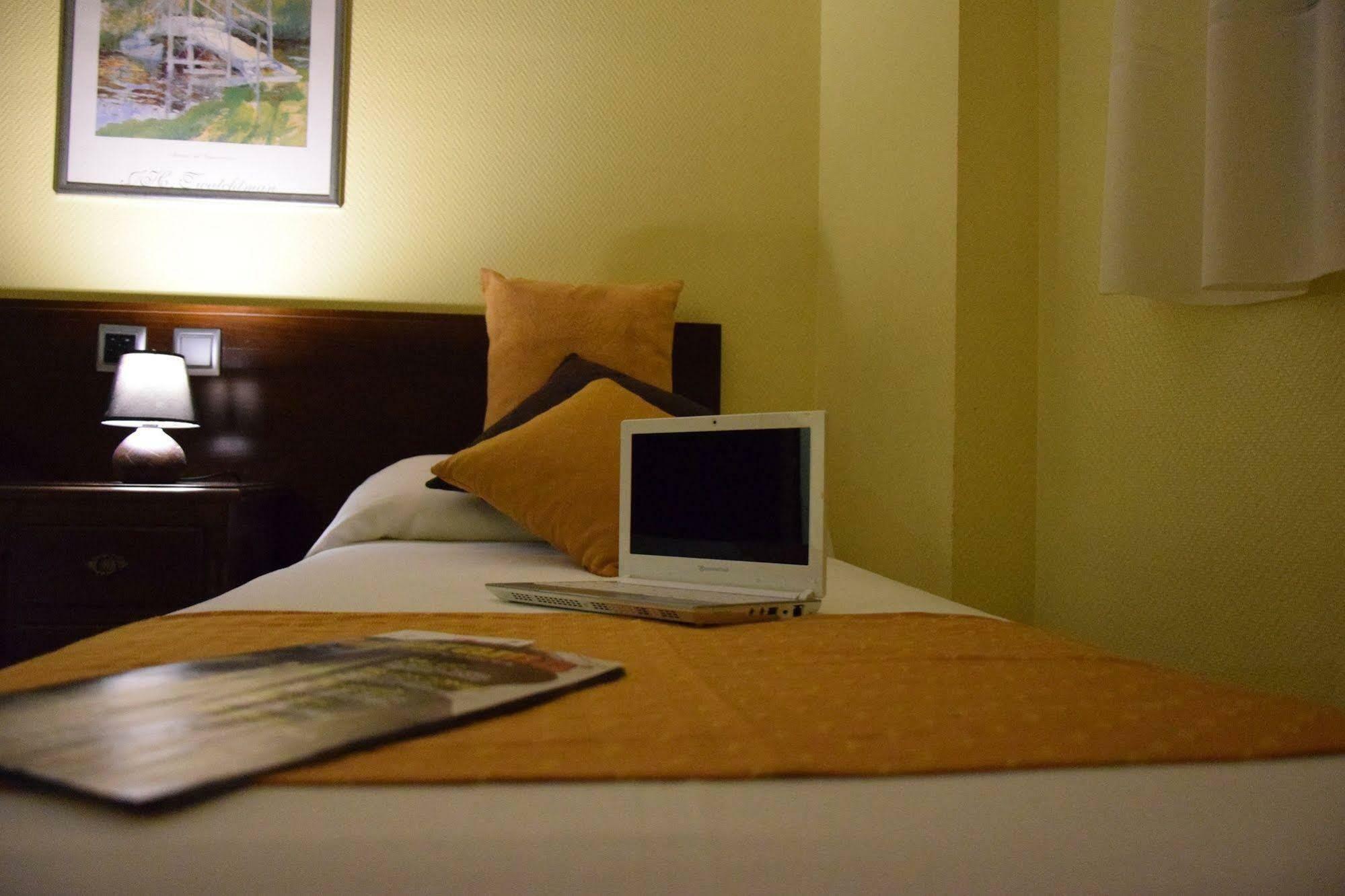 Hotel Complutense Αλκαλά ντε Ενάρες Εξωτερικό φωτογραφία